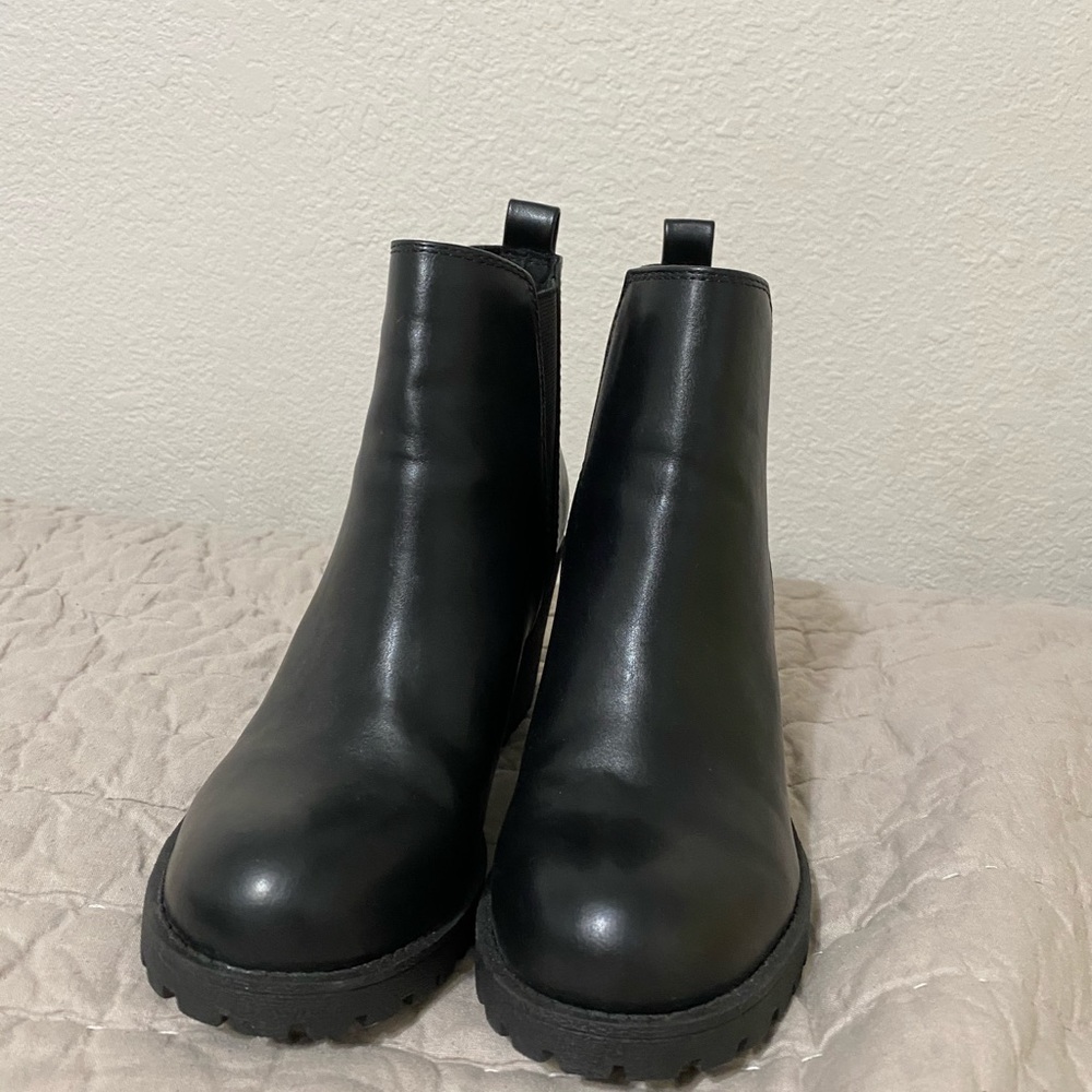 NWOT Soda Chelsea boots